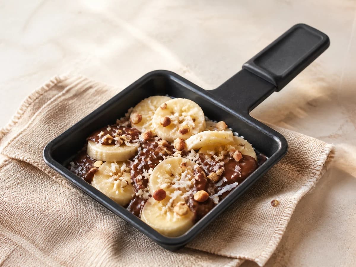 Banane-Schokolade-Raclette frisch zubereitet im Raclette-Pfännchen