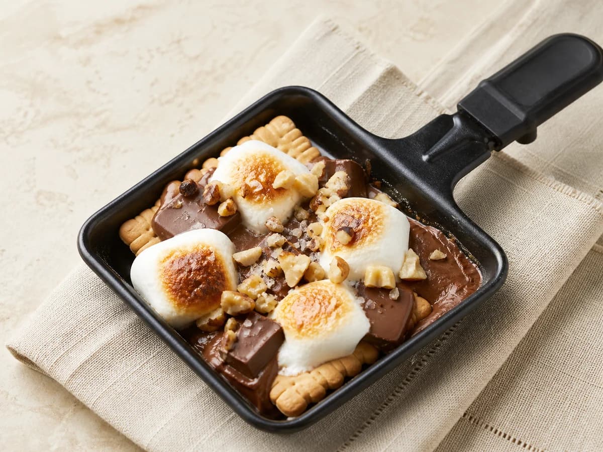 Marshmallow-Keks-Pfännchen frisch zubereitet im Raclette-Pfännchen