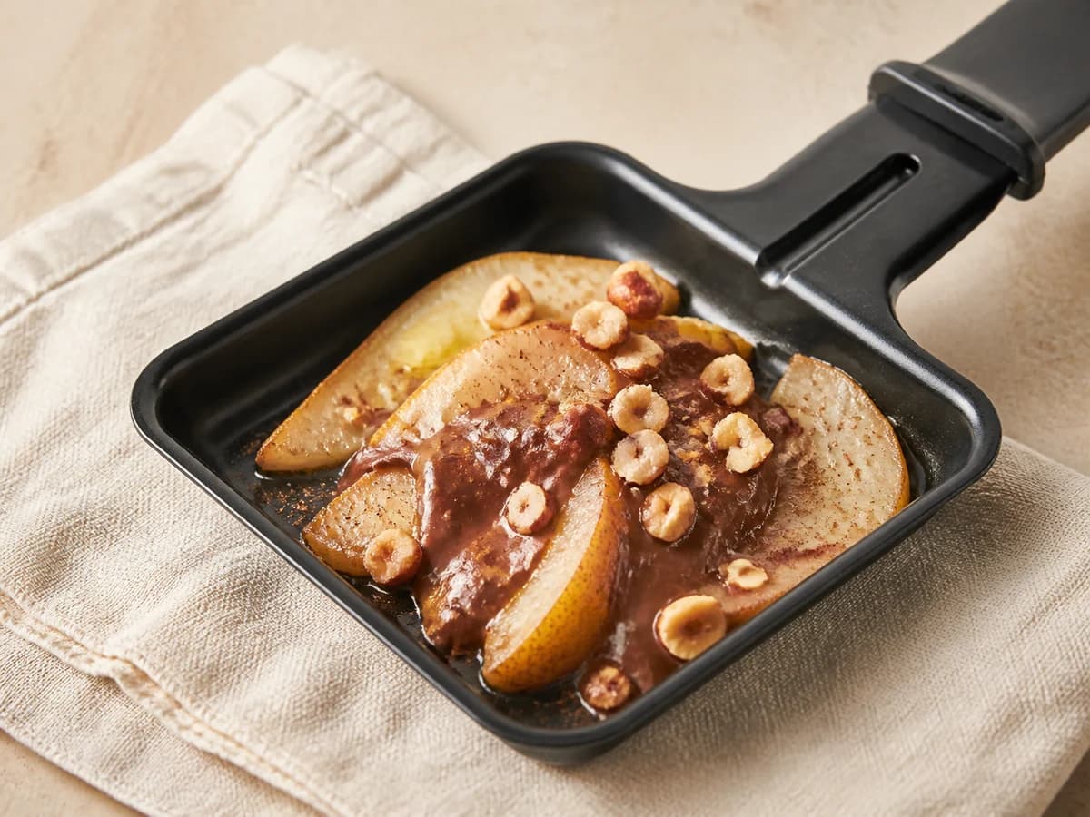 Birne-Nougat-Raclette frisch zubereitet im Raclette-Pfännchen