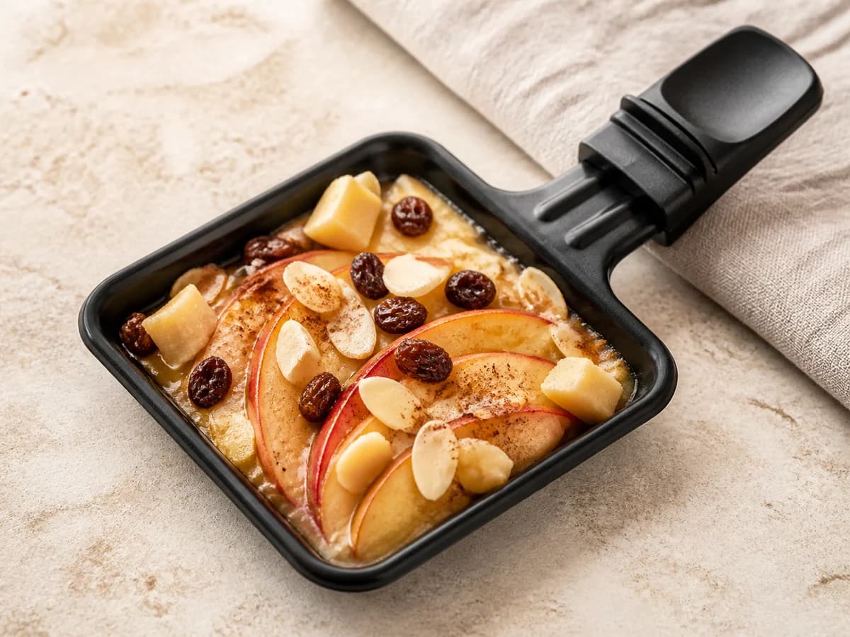 Bratapfel-Raclette frisch zubereitet im Raclette-Pfännchen