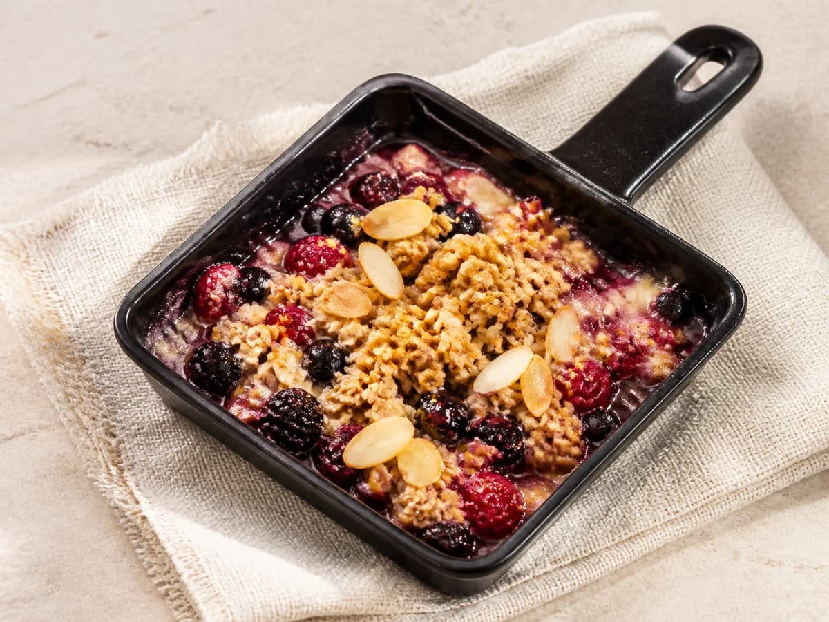 Beeren-Crumble-Raclette frisch zubereitet im Raclette-Pfännchen