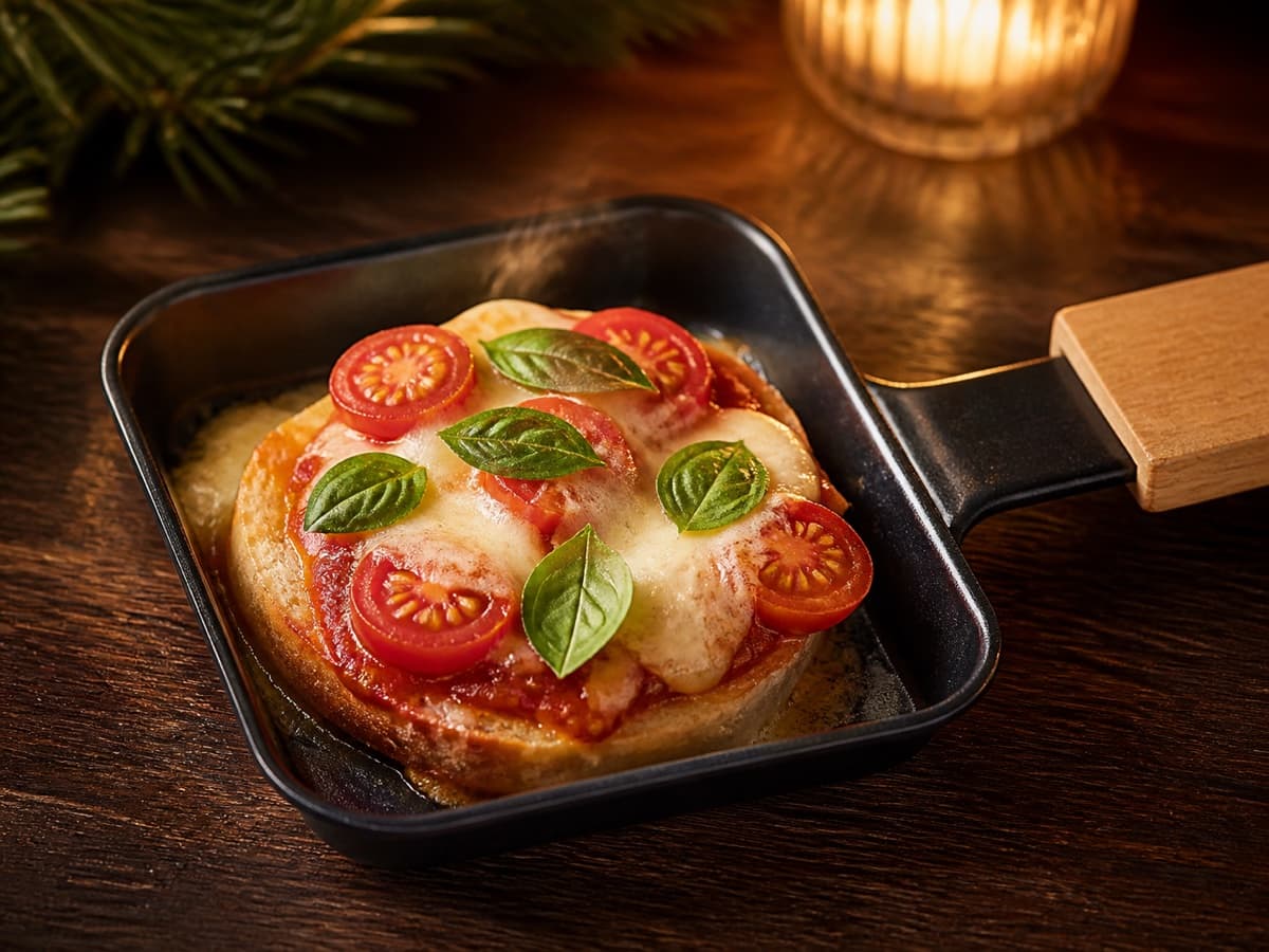 Pizza Margherita in einem kleinen Raclette-Pfännchen